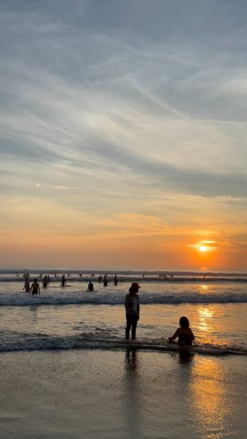 .
ベトナムのダナンに来ています🇻🇳
4年ぶりの海外
コロナ禍を経て
旅が格段にラクになってる!
世界と自分の変化を体感しています
昔は働きすぎて
情報精査をしている
時間がなかったから
泊まるホテルや航空会社など
「それなり」のものを選んでおけば安心
正直、お金で解決してる感覚でした
コロナ禍を経て
在り方を追求することに集中
たくさんのものを手放して
本当に大切なことがわかってきたら
心から自分の満たされるものを
ちゃんと自分で選んでいる感覚があります
昔よりもお金をかけなくても楽しい
収入は減っているのに昔より楽しい
こんな未来が私にあるなんて
4年前は想像していませんでした
ミニマルだけど充実してる
いや、ミニマルだから充実してる
情報や資本主義に翻弄されない
もう「ないものねだり」はしない
やっと断言できるようになりました
#集合意識に繋がる #ミニマルライフ