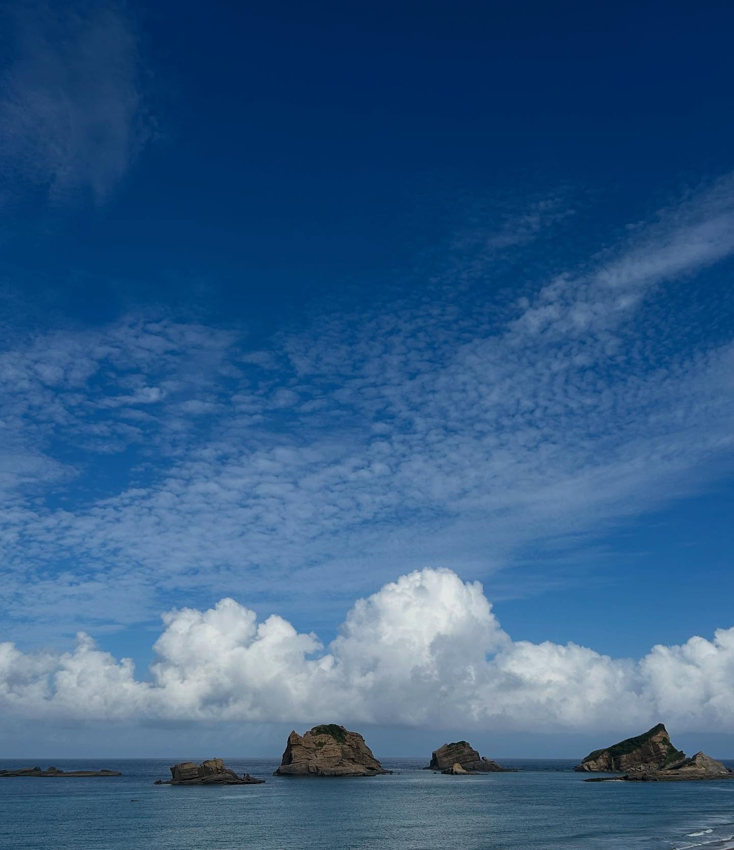 .
51歳の誕生日を種子島で迎えました
四十にして惑わずとは言うけど…
40代は不惑どころか
迷いと葛藤しかなかったと思う😂
Live Big Dream Small
(大きく暮らして夢は小さく)
購買意欲を駆り立てる
世の中の風潮に流されて
家や車をローンで購入
それらを払い続けるために
大半の時間を仕事に費やした
そして週に2日の少ない休みの中で
海や山を訪れる旅を続けてきた
欲しいもののために仕事で稼ぐ
当たり前のことだと思ってた
仕事も遊びも一生懸命だった
でも心が満たされない…
こんなに一生懸命に生きてるのに
お金もそこそこあるのになんで?
最初は小さかった不満は
どんどんと大きな違和感となっていく
自分を生きてる気がしない
魂が震えるような生き方していない
私の夢って何?
本当に必要なものがわからなくなっている
このままでは欲望に支配されてしまう…
環境を変えるために北海道に移住
そして収入は半分になった
欲しいもの
欲しくないもの
やりたいこと
やりたくないこと
好きな人
そうではない人
お金で解決するのではなく
何でも安請け合いするのではなく
本当に自分が求めるものを見極める
徹底的にここに向き合い続けて
ようやく「自分の人生を生きてる」と
感じられるようになりました
私が本質的に求めていたのは
「Less is more(足るを知る)」
ムヒカ大統領の有名な言葉
—————————————-
貧しい人というのは、
ものをもっていない
人のことではない
真に貧しい人というのは
際限なくものを欲しがり
永遠に満たされない
人のことである
—————————————-
時間、お金、エネルギー
本当にやりたいことだけに投資
この本質を知ることができれば
少ないお金とモノでも充分に幸せ
人にも地球にもエコロジーな生き方
とても長い時間かかったけれど
「想い」と「行動」ががっつり一致しました
#足るを知る #エコロジーな生き方 #ムヒカ大統領