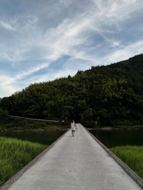 .
「タイパ重視」
「爆速で夢を叶える」
効率的に最短で辿り着くことが
今の時代の価値観なのかもしれない
でも私は――
速くたどり着くよりも
「その夢は本当に自分が望んでいるものなのか」
「それを手にしたとき、心から満たされるのか」
そんな問いを大切にしたい
実は私自身
過去には「スピード」と「お金」で
夢を叶えてきたことがある
欲しいものを買い
行きたい場所に行き
やりたいことを実現できた
でも
心の奥が満たされない感覚が残っていた
経験にはなったのかもしれない
でも、本質的な望みが叶ってない…
贅沢な悩みだと思うでしょ?
でも、めちゃくちゃ虚しいんだよ
お金あるのに満たされてないって
ヤバくない???
その経験があるからこそ
稼ぐことや、やり方だけに
フォーカスする生き方には惹かれない
大切なのは
「どんなプロセスでそこに辿り着くのか」
「そこに自分の心がちゃんとついてきているか」
夢を叶える道のりには
必ず気づきや学びが散りばめられている
焦らず、じっくり自分と向き合いながら
歩むからこそ、たどり着いた瞬間に
「これでよかった」と心から思える
爆速ではなく着実に
タイパよりも心の納得感を大切に
ゆっくりでも自分の足で進む道が
いちばん確かな未来に繋がっているから…
はい、だいたい投稿する時は
お酒で良い感じに緩んでおります😆
#望みの本質