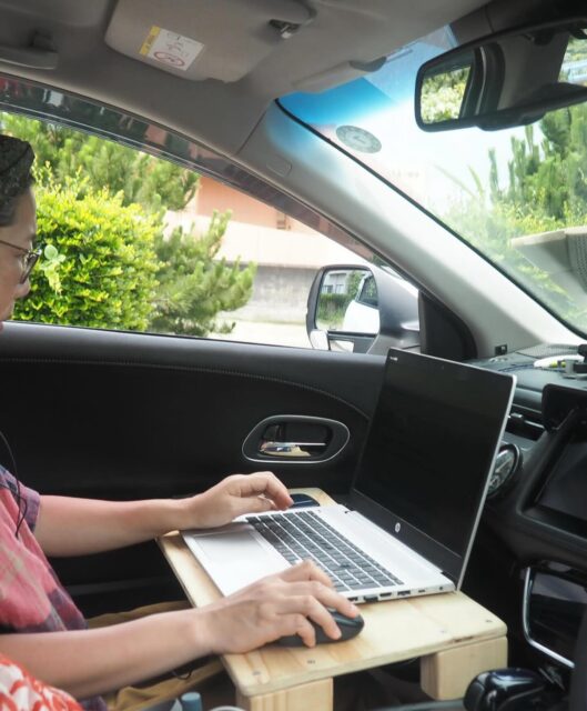 .
【もう観念しました】
モノづくりをしている人
セラピスト
ミュージャンなどのアーティストに
とても憧れていた
キラキラして自分を生きてるように見えた
かたや30年も会社員を続けてきた私
「どんな仕事してるの?」と聞かれて
“会社員”と言うのがイヤだったのです
会社員って
なんかダサいっていうか
自分を生きてないっていうか…
30年も続けてきたのに笑
ってことは30年も自分をダサいと
思ってたってこと⁈
やばくない?
どんだけ自己否定🤣
そんな中で出逢ったインフラ事業
正直、地味でパッとしないなと…笑
インフラ事業をやってますって
なんかダサいかもって思ったり…
でもこのインフラ事業では
私の会社員としてのキャリアが
めっちゃ役立っている
そこで初めて気がついた
思えば会社員として30年間
ただ雇われてきたわけじゃない
視座を上げ続けて
現場と経営をつなぎ続けて
組織の中で“動かす側”として生きてきた
ちゃんとプライドを持って誠実に
仕事に向き合ってきたじゃないか
会社員という立場で培った信頼もある
実はものすごく貴重なキャリア✨
どんな仕事であれ
自分の本質に沿って生きているなら
「人は誰もがアーティスト」だと思う
その感覚が腑に落ちた瞬間
長いあいだ止まっていた歯車が
ガチャンと動き出した
インフラ事業に出逢わなかったら
ここに向き合うことなく未だに
自分はダサいと思い続けていたかも…
今まで培ったキャリア×インフラ
2026年
私にしか表現できないことがある
思い込みを手放し快進撃が始まる予感